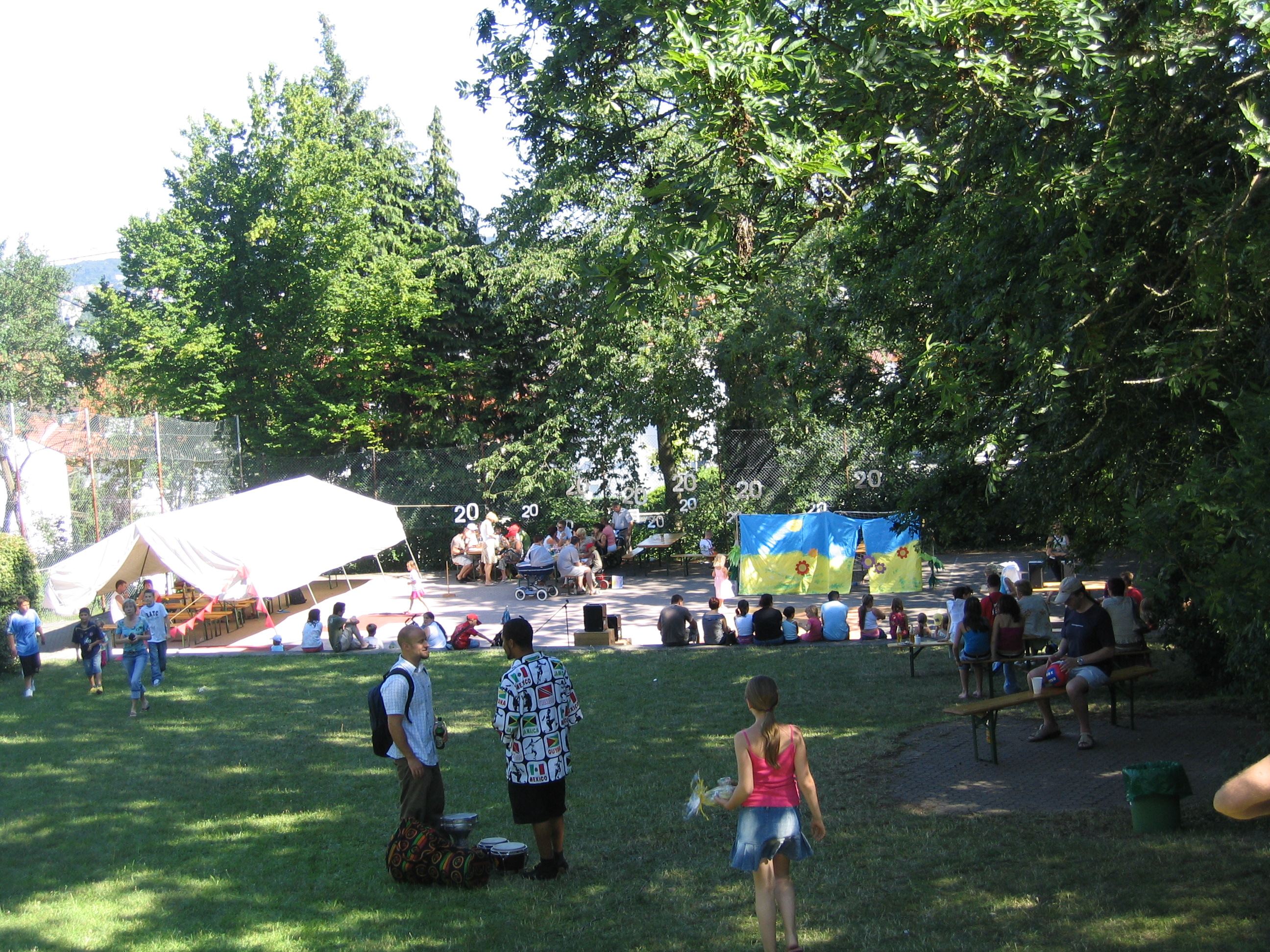 20-jähriges Jubiläum der Kindertagesstätte Maihälden - Feier auf dem Gelände mit Zelt und Bühne